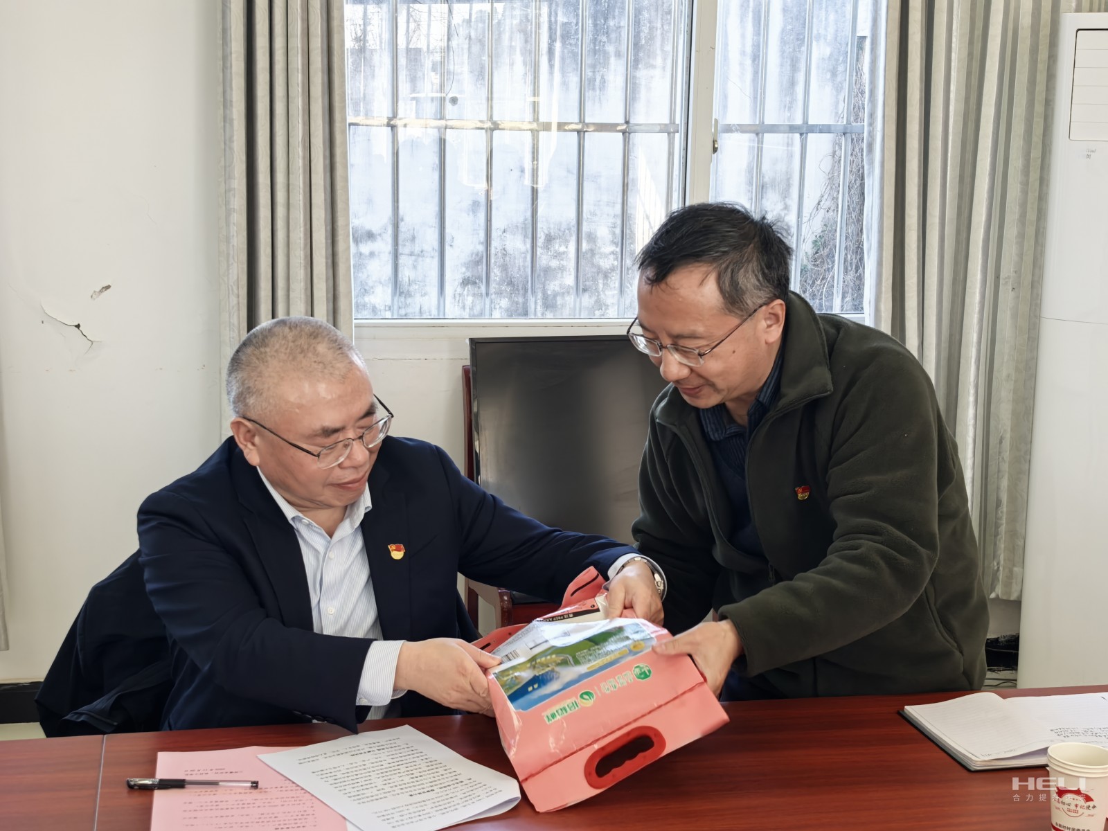 楊安國聽取駐村干部介紹消費(fèi)幫扶生態(tài)稻米.jpg